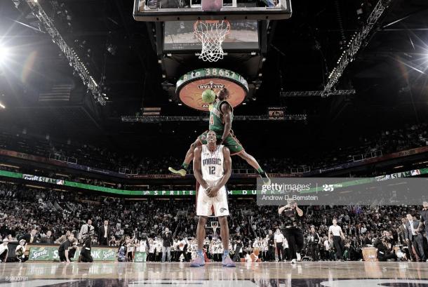 Robinson salta al pívot Dwight Howard (2m11cm) durante el Concurso de Mates de 2009 | Foto: Andrew D. Bernstein