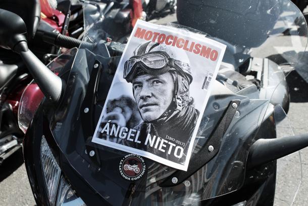 Moto con la portada de Ángel Nieto de Motociclismo (Foto: Laura Salas)