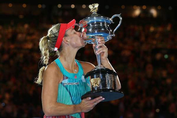 Angelique Kerber kisses the Daphne Akhurst Trophy after defeating Serena Williams in the final of the 2016 Australian Open. | Photo: Scott Barbour/Getty Images