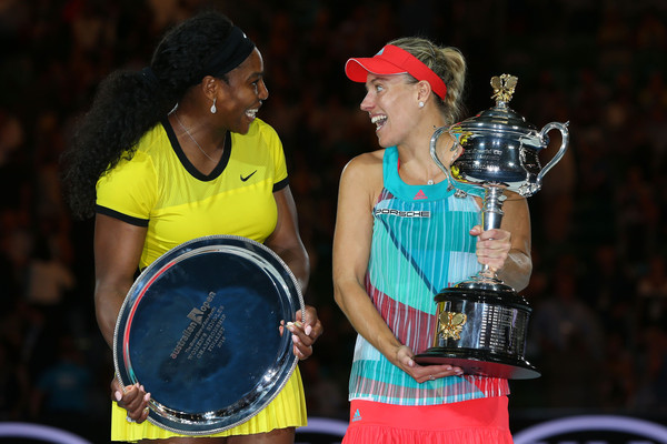 Angelique Kerber (R) and Serena Williams share a laugh at the trophy ceremony after their 2016 Australian Open final. | Photo: Michael Dodge/Getty Images