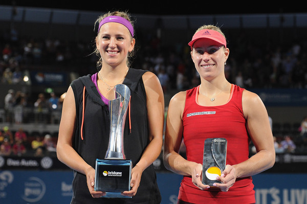 Runner-up Angelique Kerber (R) poses with champion Victoria Azarenka after the final of the 2016 Brisbane International. | Photo: Matt Roberts/Getty Images
