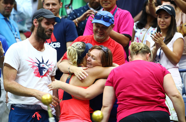Angelique Kerber celebrates her triumph with her team | Photo: Al Bello/Getty Images North America