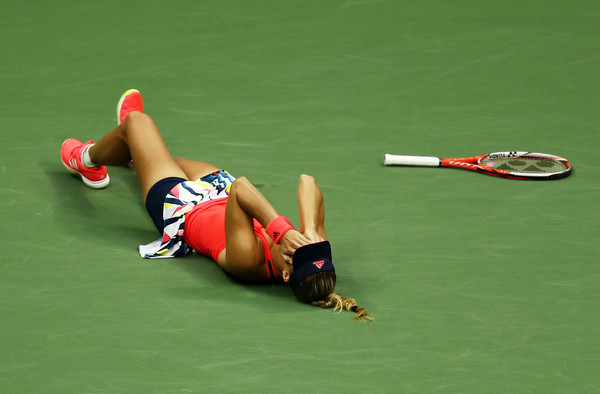 Angelique Kerber falls to the ground in celebration after defeating Karolina Pliskova in the final of the 2016 U.S. Open. | Photo: Elsa/Getty Images