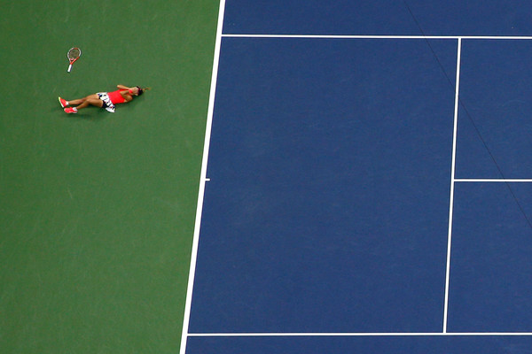 Angelique Kerber falls to the ground after winning the US Open last year | Photo: Al Bello/Getty Images North America