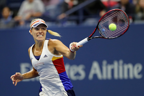 Angelique Kerber hits a forehand during her first-round match against Naomi Osaka at the 2017 U.S. Open. | Photo: Elsa/Getty Images