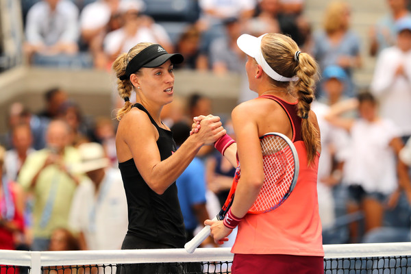 Kerber and Larsson had a warm exchange at the net after the match | Photo: Elsa/Getty Images North America