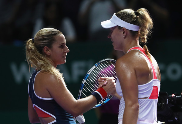 Angelique Kerber (R) and Dominika Cibulkova shake hands after their round robin match at the 2016 BNP Paribas WTA Finals Singapore presented by SC Global. | Photo: Julian Finney/Getty Images