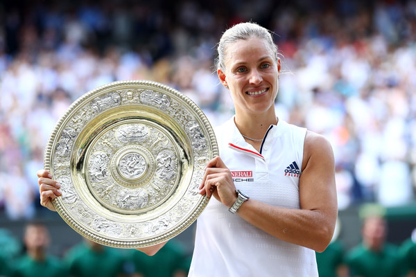 Angelique Kerber poses alongside the Venus Rosewater Dish | Photo: Michael Steele/Getty Images Europe