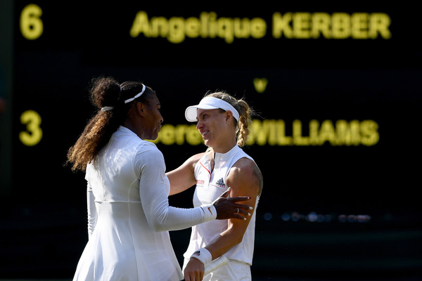 Williams and Kerber share a warm hug after the match | Photo: Clive Mason/Getty Images Europe
