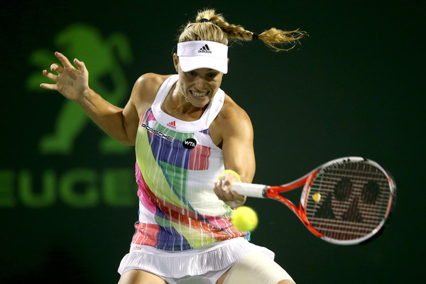 Angelique Kerber hitting a forehand at the Miami Open | Photo: Matthew Stockman/Getty Images