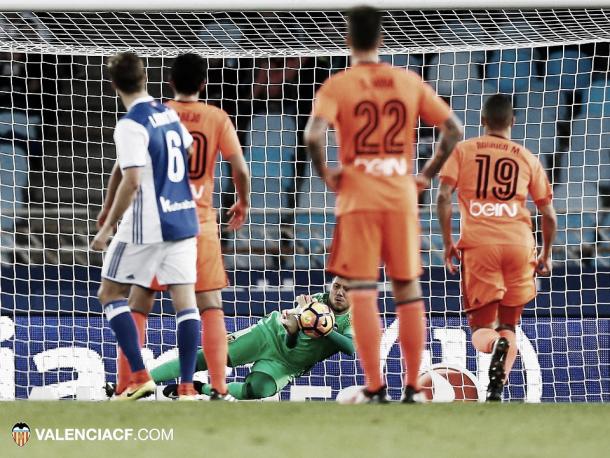 En el último partido en Anoeta, la Real se impuso 3-2 a pesar deq que Diego Alves le parara un penalti a Vela. Fuente: Valencia CF.