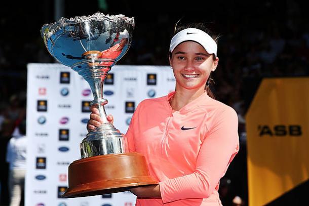 Lauren Davis with the ASB Classic trophy after winning her maiden WTA title in the opening week of the season (Getty/Anthony Au-Yeung)