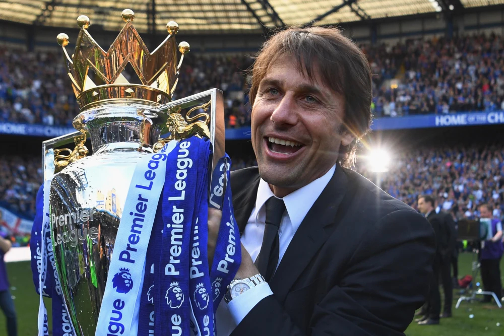 <strong><a data-cke-saved-href='https://www.vavel.com/es/futbol-internacional/2023/04/03/premier-league/1142719-goodison-park-amarga-el-debut-de-stellini.html' href='https://www.vavel.com/es/futbol-internacional/2023/04/03/premier-league/1142719-goodison-park-amarga-el-debut-de-stellini.html'>Antonio Conte</a></strong> levanta el título de la <b><a data-cke-saved-href='https://www.vavel.com/es/data/premier-league' href='https://www.vavel.com/es/data/premier-league'>Premier League</a></b> / Foto: Chelsea
