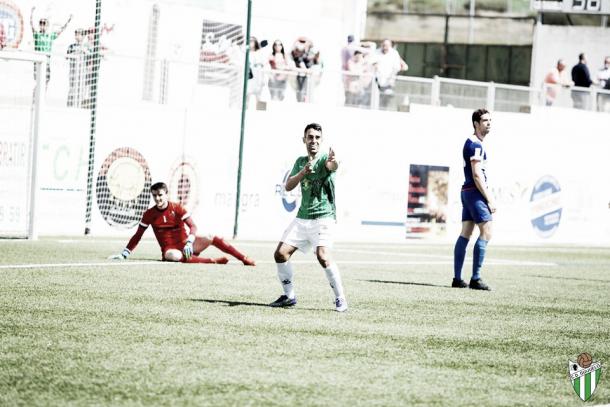 Antonio Pino celebra un gol esta temporada. | Foto: CD Guijuelo.