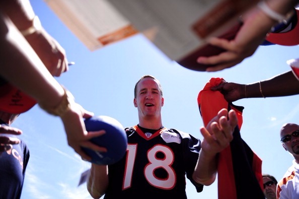 Manning assina autógrafos de fãs e torcedores durante seu primeiro training camp pelos Broncos (Foto: Getty Images)