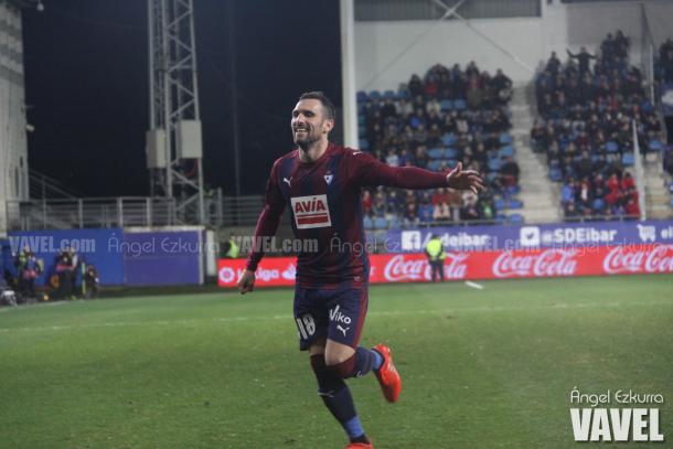Anaitz Arbilla yendo a celebrar un gol hacia sus compañeros | Imagen: Ángel Ezkurra - VAVEL