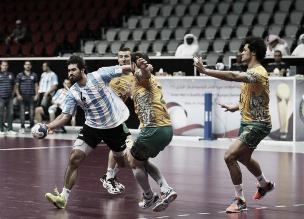 El mayor de los Simonet en acción. Seba no pudo marcar la diferencia. Foto: Federación Qatarí.
