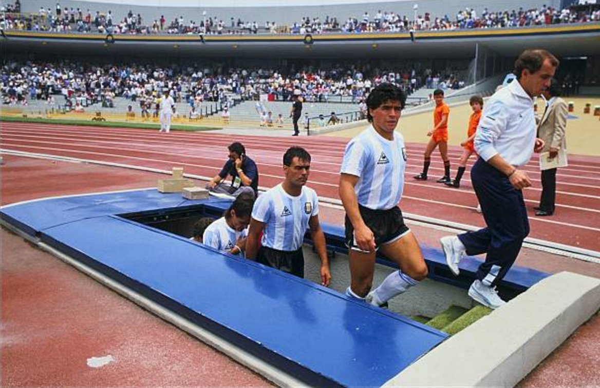 Diego Maradona y Argentina saliendo del vestidor del Estadio Olímpico Universitario, en su juego vs Corea del Sur | Foto: UNAM