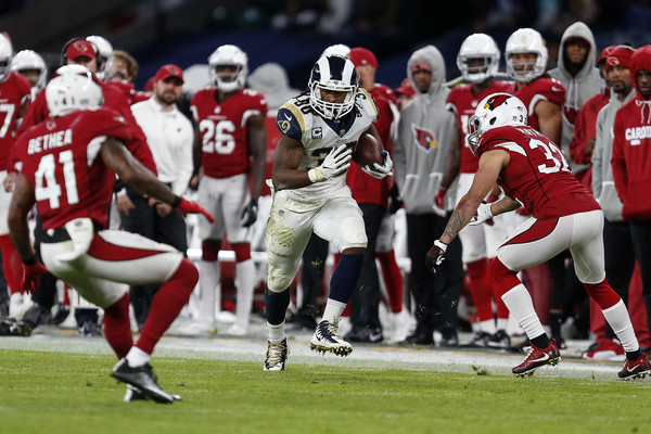 Todd Gurley II (C) of the Los Angeles Rams runs the ball during the NFL match between the Arizona Cardinals.|Source: Alan Crowhurst/Getty Images Europe|