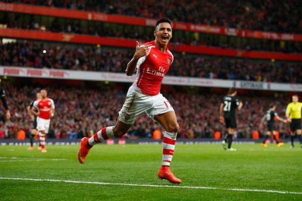 Alexis Sánchez celebra un gol con el Arsenal. Foto: Mirror