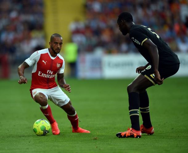 Walcott takes on Lens; Ba | Photo: mirror.co.uk