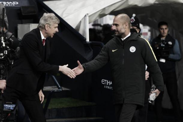 Arsène Wenger y Pep Guardiola se saludan antes de un encuentro | Foto: Getty Images