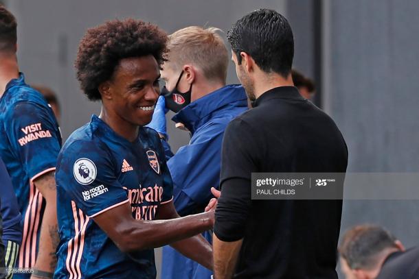 Willian shakes hands with Mikel Arteta after coming off as a substitute (Photo by PAUL CHILDS via Getty Images)