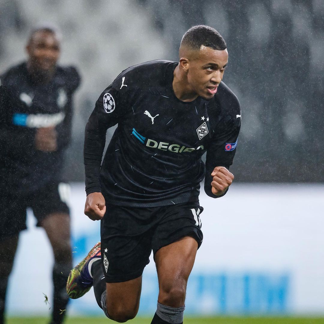 Alassane Pléa celebrando su primer gol del partido | Foto: @Borussia