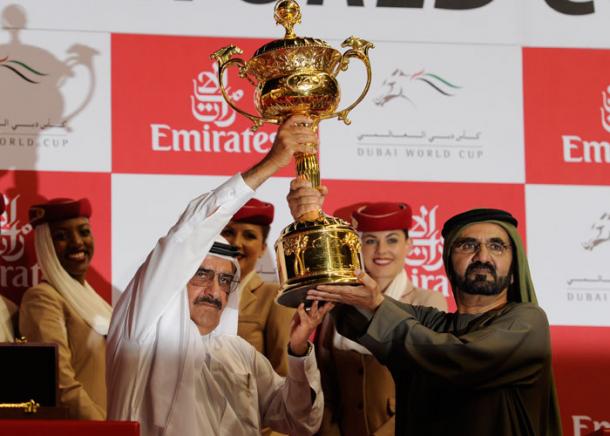 Su Alteza el Sheikh Mohammed Bin Rashid Al Maktoum (derecha) levantando la Dubai World Cup 2012, por la victoria de su caballo Monterosso. FUENTE: Godolphin
