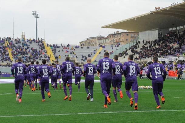 Todos os jogadores da Viola entraram com a camisa #13, de Astori (Foto: Divulgação/ACF Fiorentina)
