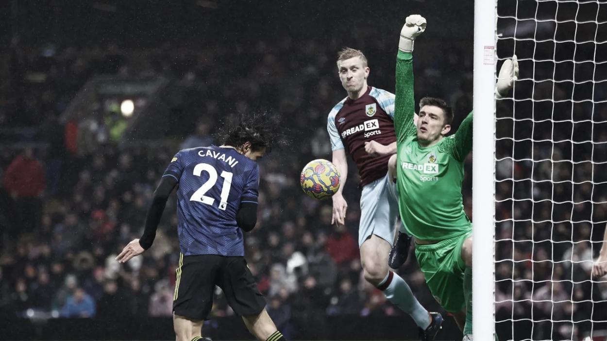 Pope le tapa a Cavani el segundo gol del Manchester. Foto: Premier League.