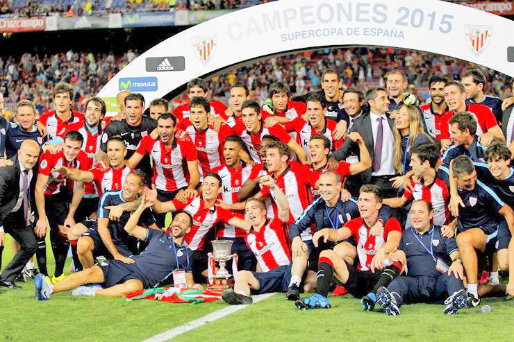 Toda la plantilla del Athletic Club levantando la Supercopa en 2015 / Fuente: Equipos de fútbol