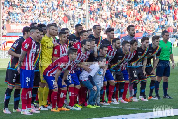 El Vicente Calderón apoyó laLos jugadores de los dos equipos salieron al terreno de juego con dos niños de 11 y 5 años que están luchando contra el cáncer infantil. Foto: Daniel Nieto/Vavel.com