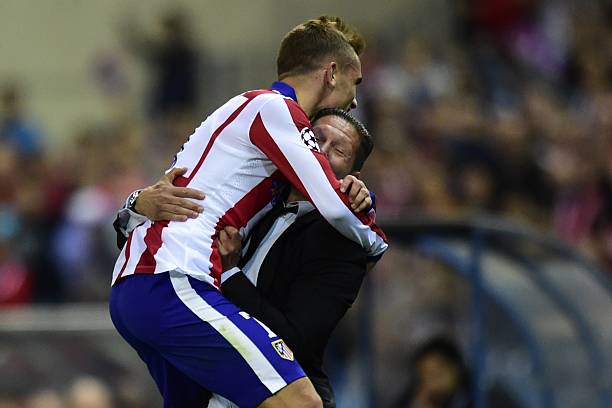 Griezmann y Diego Pablo Simeone fundidos en un abrazo después de marcar un gol al Malmo en 2014. Getty Images
