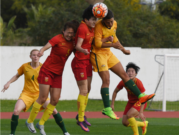 Samantha Kerr (Australia) battles with Wang Shanshan (China) for a header in the 2-1 Australia victory at the 2017 Algarve Cup | Photo: Octavio Passos - Getty Images