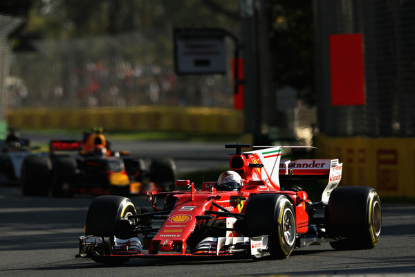Sebastian vettel, delante de Max Verstappen y Lewis Hamilton | Fuente: Getty Images
