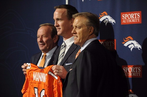 Pat Bowlen, Manning e John Elway durante apresentação em Denver; QB chegou rodeado de dúvidas (Foto: Getty Images)