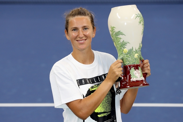 Azarenka holds up her first trophy since 2016/Matthew Stockman/Getty Images