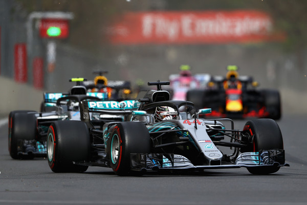 Lewis Hamilton durante la carrera por las calles de Bakú. Fuente: Getty Images