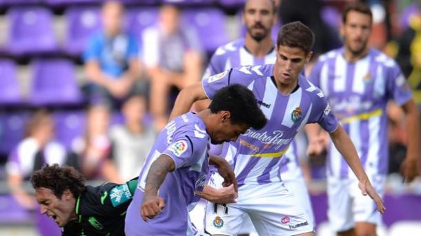 Baena trata de hacerse con el balón ante una maraña de jugadores del Valladolid |Foto: La Liga