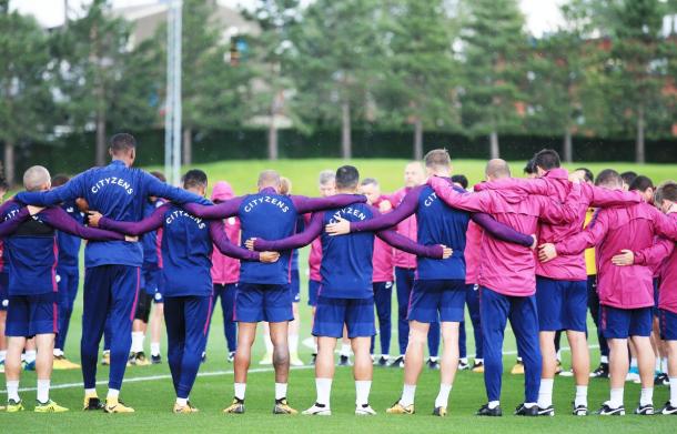 Minuto di raccoglimento del Manchester City, durante l'allenamento, in ricordo delle vittime dell'attentato di Barcellona. | Fonte: twitter.com/ManCity