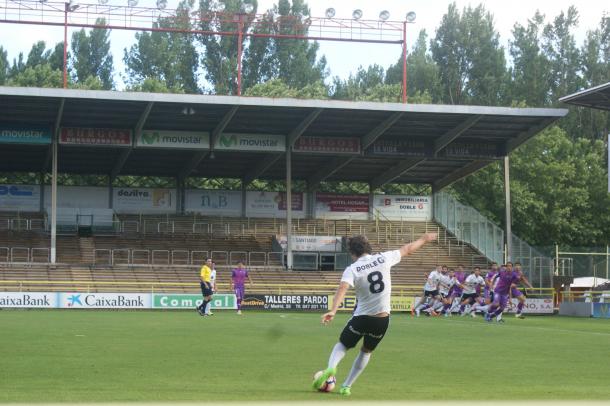 El único gol del Burgos en el encuentro llegó a balón parado. | Foto: VAVEL