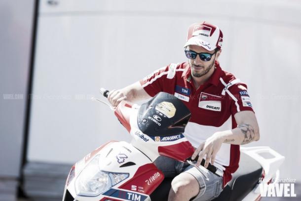 Andrea Dovizioso en el paddock. Foto: Marc González- VAVEL