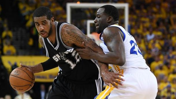 Aldridge helped lead the way in the first half for San Antonio/Photo: Thearon W. Henderson/getty Images