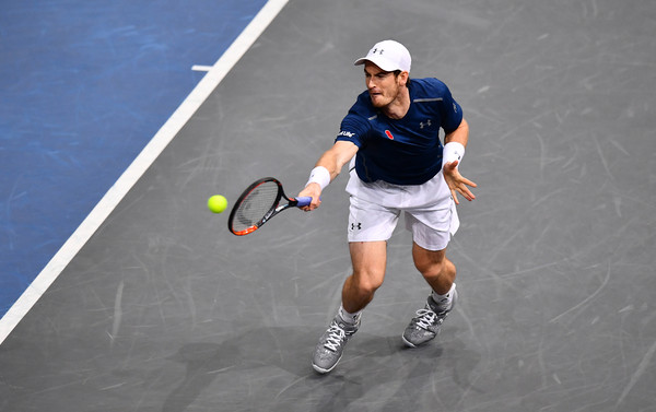 Murray reaches for the ball (Photo by Dan Mullan/Getty Images)