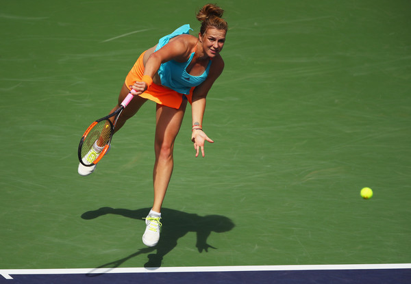 Anastasia Pavlyuchenkova serves during the match | Photo: Clive Brunskill/Getty Images North America