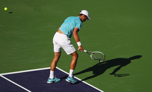 Novak Djokovic smashes his racket after losing the first set | Photo: Clive Brunskill/Getty Images North America