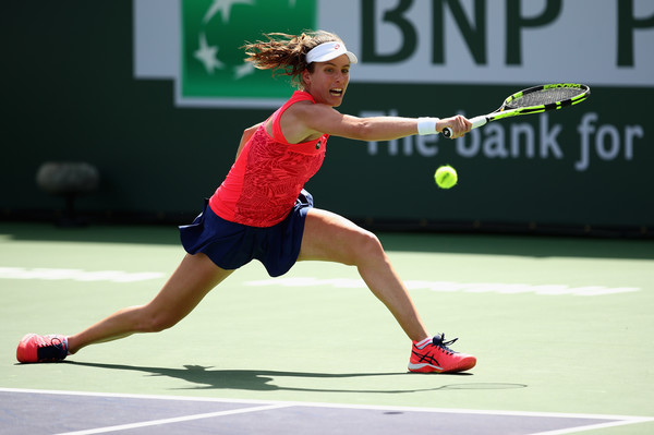 Johanna Konta reaches out for a shot | Photo: Clive Brunskill/Getty Images North America