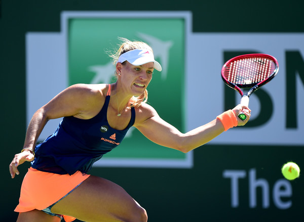 Angelique Kerber reaches out for a forehand | Photo: Harry How/Getty Images North America