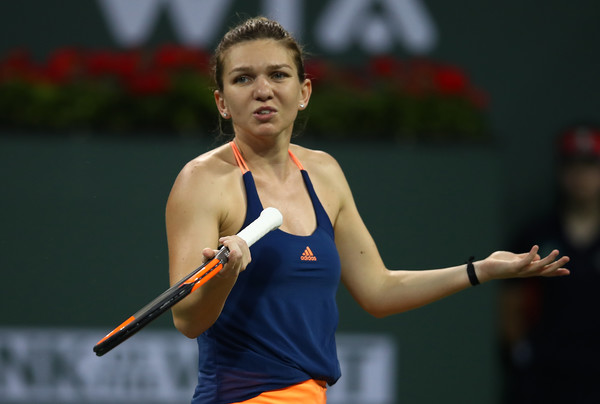 Simona Halep was asking herself questions as she could not hold onto her service games in the first set | Photo: Clive Brunskill/Getty Images North America